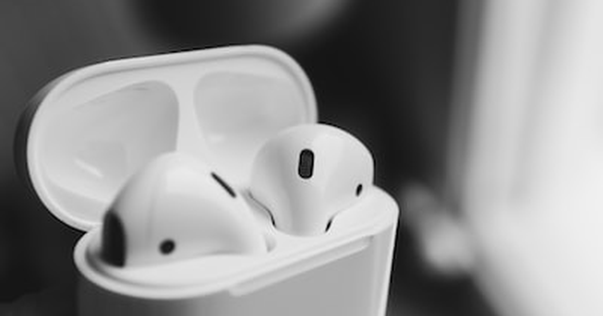 AirPods Proをケースに入れた状態のクローズアップ写真